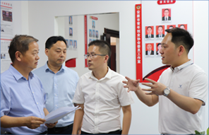 安康市政協(xié)黨組書(shū)記、主席調(diào)研指導(dǎo)青創(chuàng)協(xié)會(huì)委員工作室，市政協(xié)委員、公司總經(jīng)理李德奎做匯報(bào)介紹