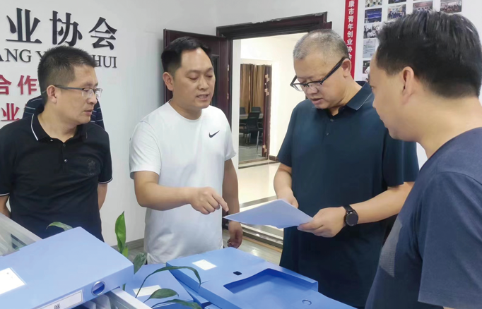 安康市政協(xié)秘書長丁關(guān)軍，副秘 書長、辦公室主任蔣軍調(diào)研指導青 創(chuàng)協(xié)會委員工作室，市政協(xié)委員、 公司總經(jīng)理李德奎做匯報介紹
